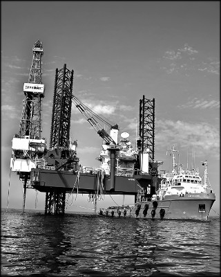 «Нефтяная платформа на воде» — картинка для гравировки на памятнике, № 1427