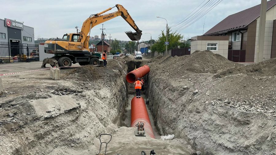 Укладка трубы ИКАПЛАСТ в траншею на объекте