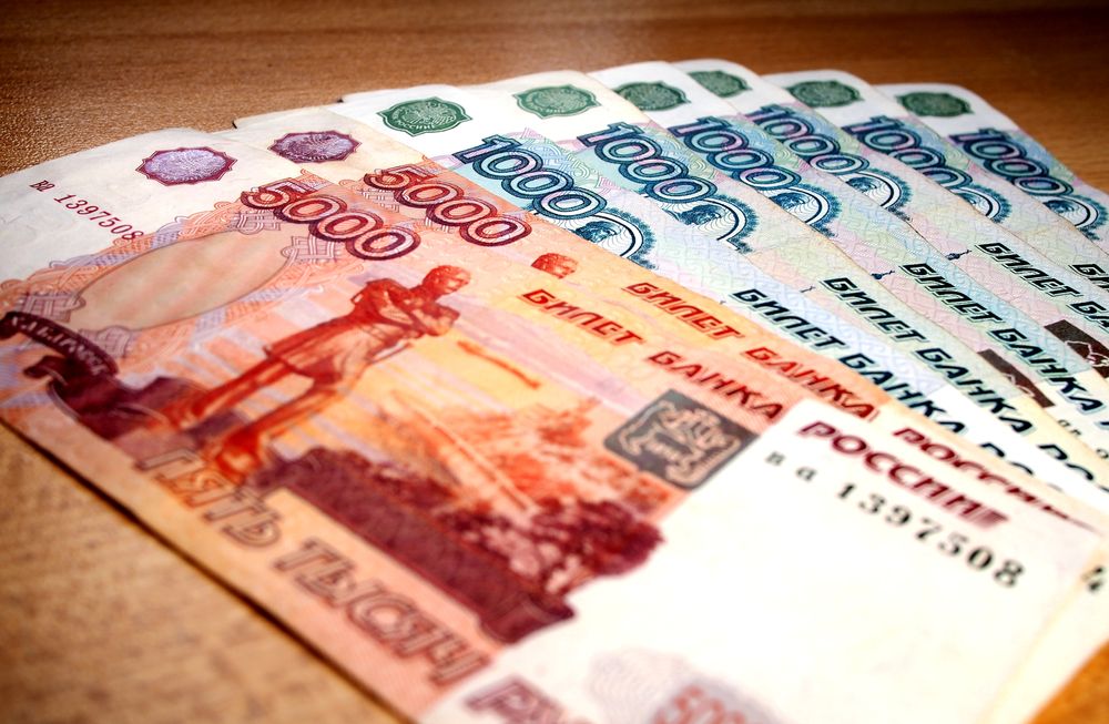 Российские банкноты, разложенные веером на столе